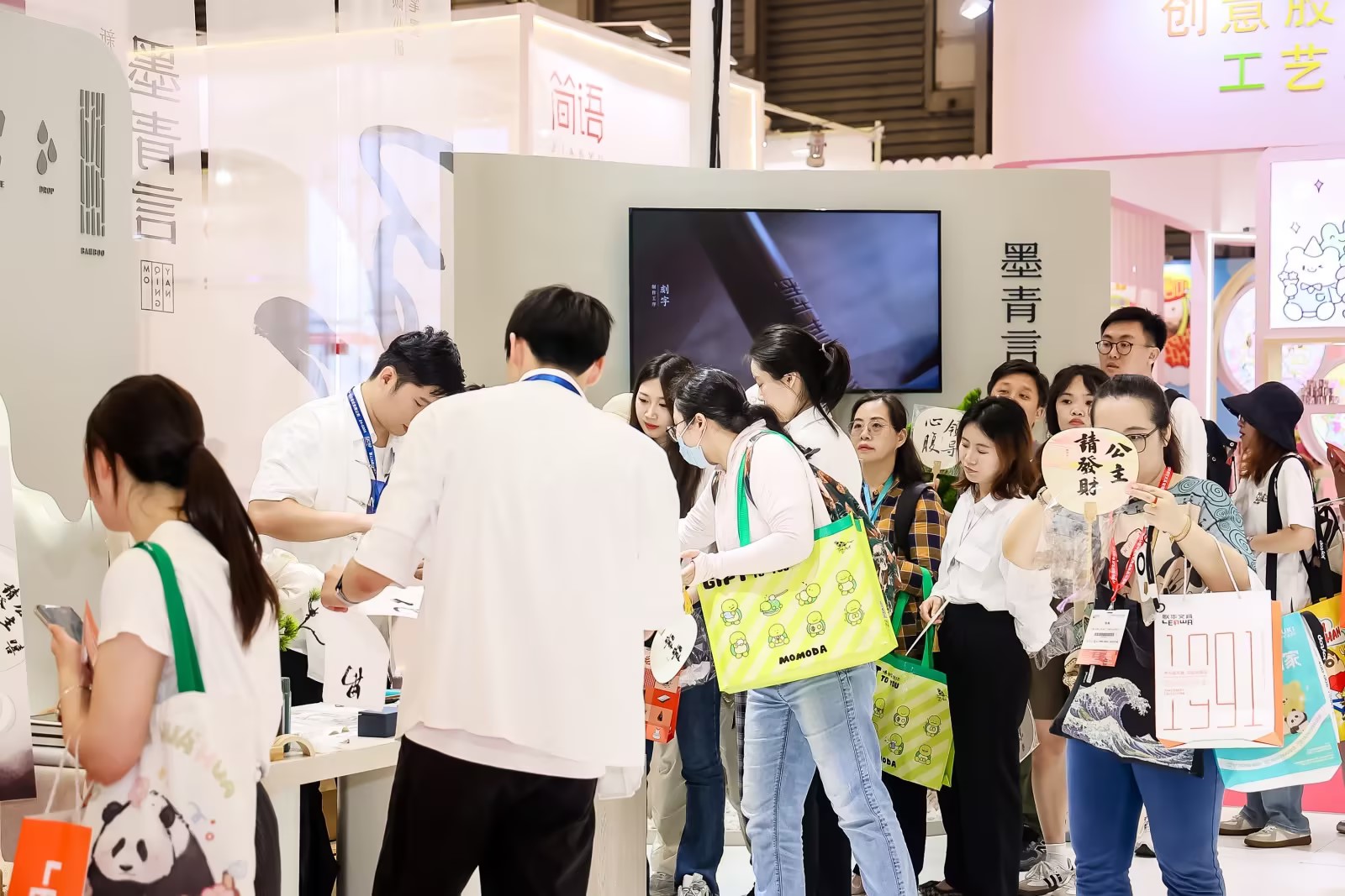 5 纵横文创产品展会现场体验图.jpg