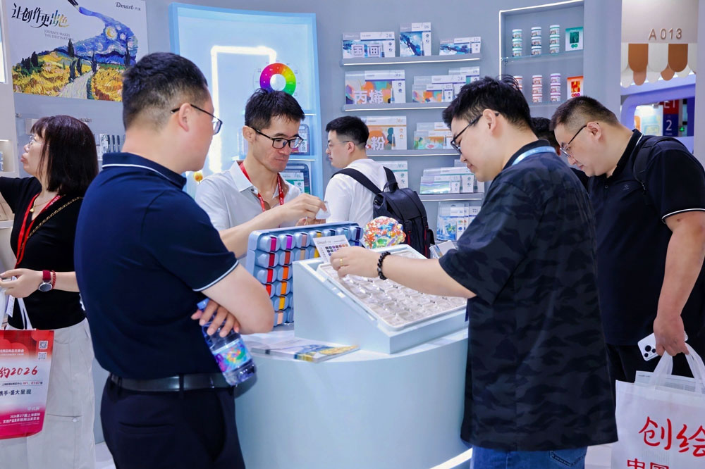 6-消费者体验纵横美术产品.jpg