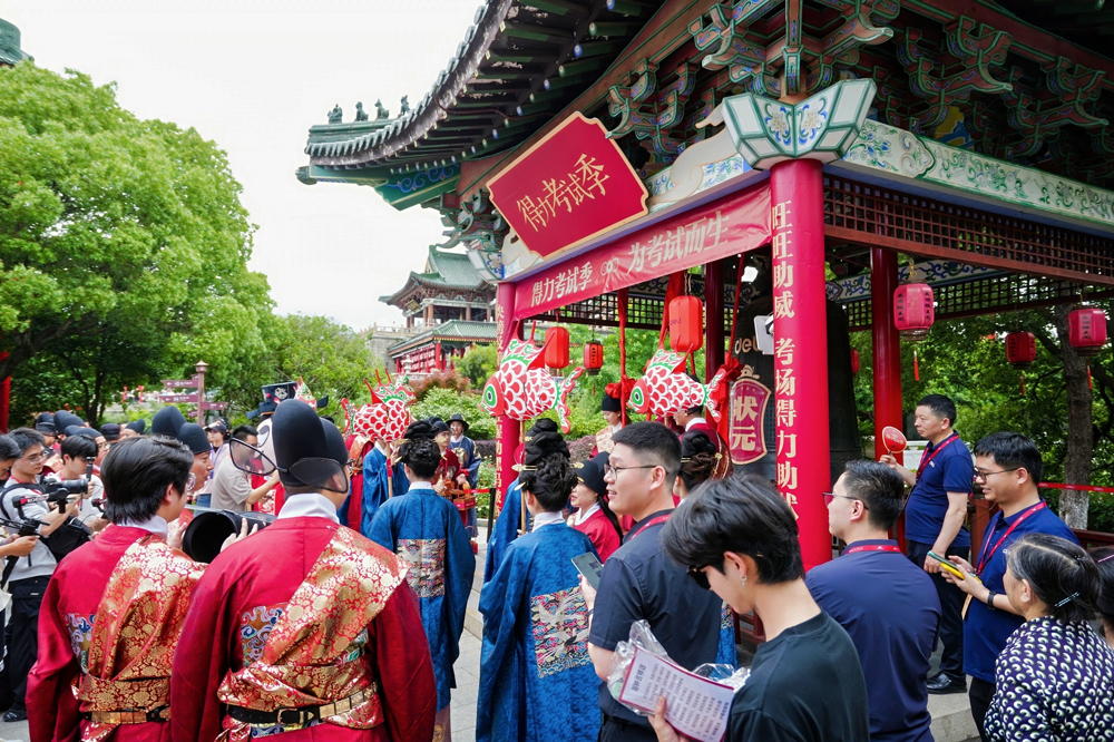 7-状元巡游盛典活动受到游客的争相参与.jpg
